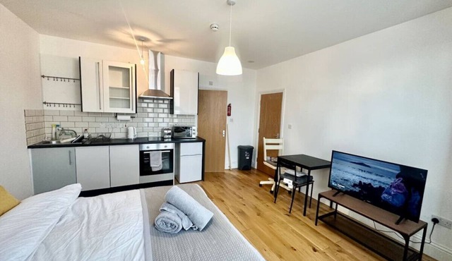 SE4, Self contained studio flat.