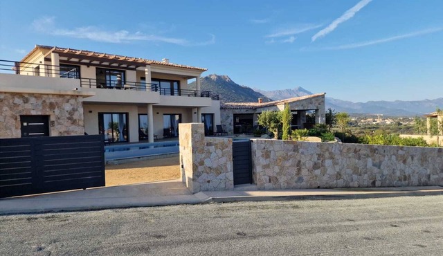 SEA AND MOUNTAIN VIEW VILLA