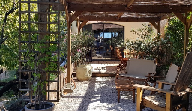 Sea and pond view in magnificent grounds, independent T3 apartment in house.