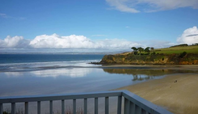 Sea and sand in large screan.