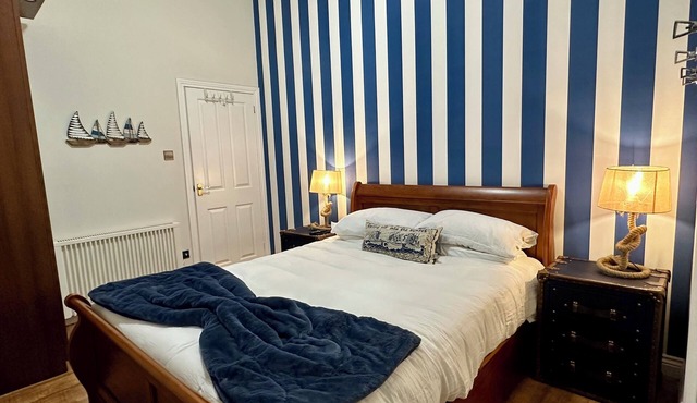 ‘Sea Ayr’ City Centre Apartment with 2 x King Beds