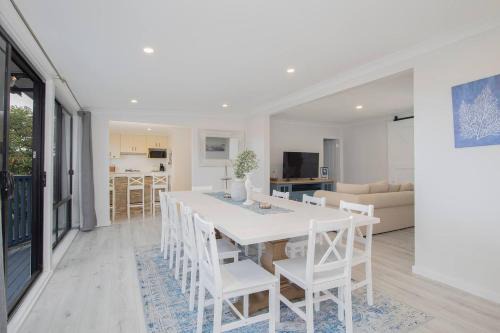 Sea Break - Spacious Cottage near Wamberal Beach