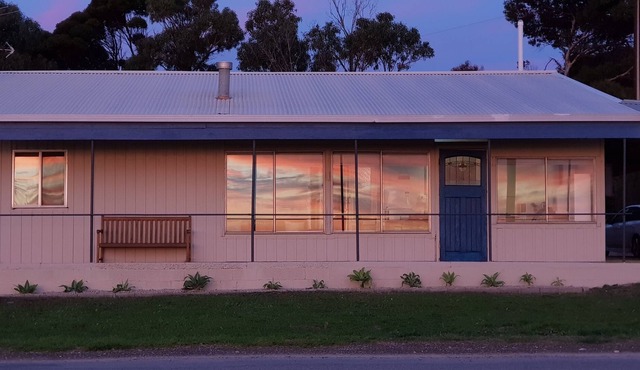 Sea Breeze at Hardwicke Bay - holiday home on the foreshore