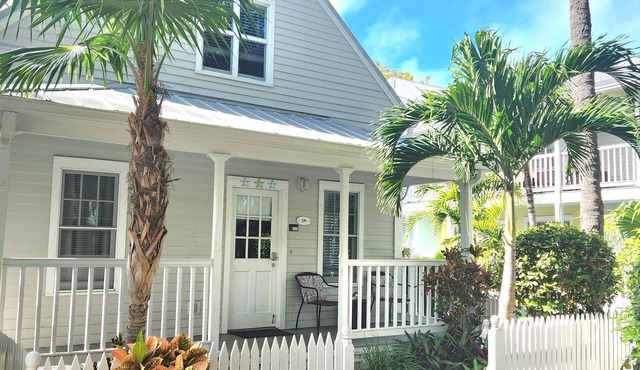 Sea Breeze Cottage 2 Large Decks, pool, free parking/wifi in Truman Annex