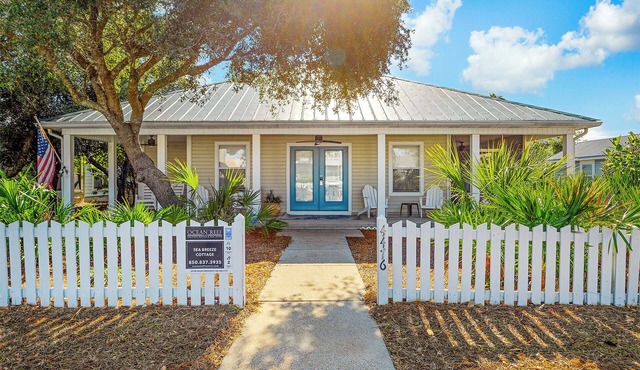 Sea Breeze Cottage - Crystal Beach Cottages, Destin, Community Pool, Near Beach!