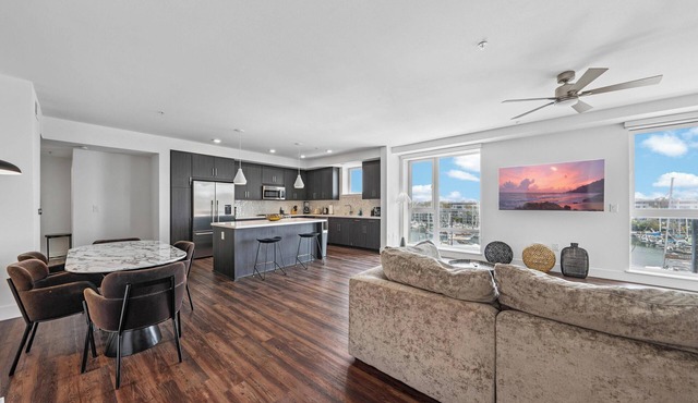 Sea Breeze Escape 3BR Coastal Gem w/2 Balconies