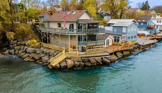 Sea Breeze Lakefront Cottage Steps to Hiking, Beach, Boat launch, Amusement Park