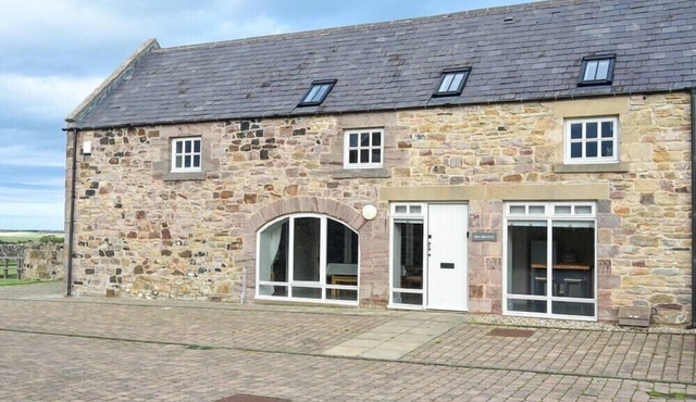 SEA BREEZE, pet friendly, with a garden in Newton-By-The-Sea