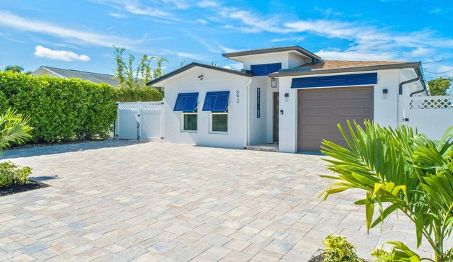 Sea Breeze Paradise - Walk to Vanderbilt Beach and Mercato, Heated Pool Home
