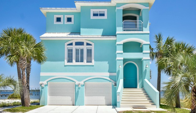 Sea Breeze-Private home w/dock, pool, tennis, 2 min walk to beach!