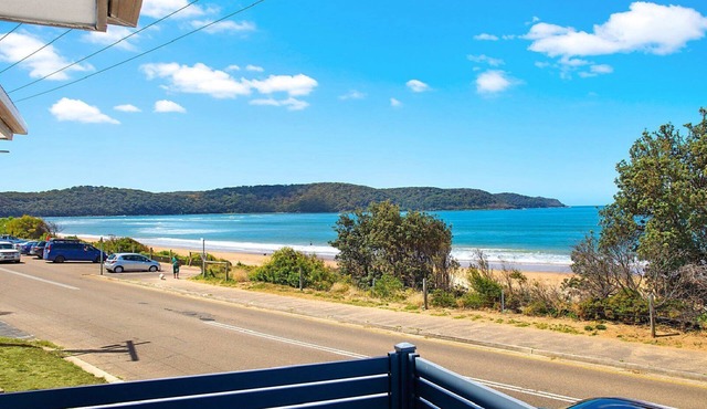 Sea Breeze Retreat - Beach front