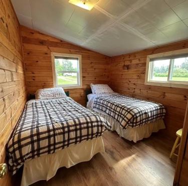 Sea breeze Retreat-Family-Friendly 3BR Waterfront Cottage with Private Deck