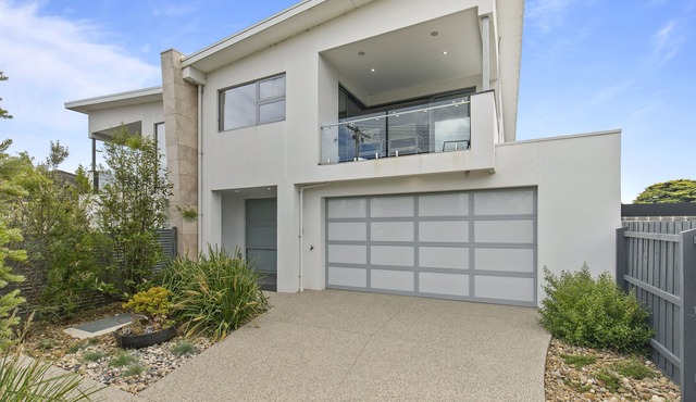 Sea Breeze The nperfect holiday home for 2 families, footsteps from the beach