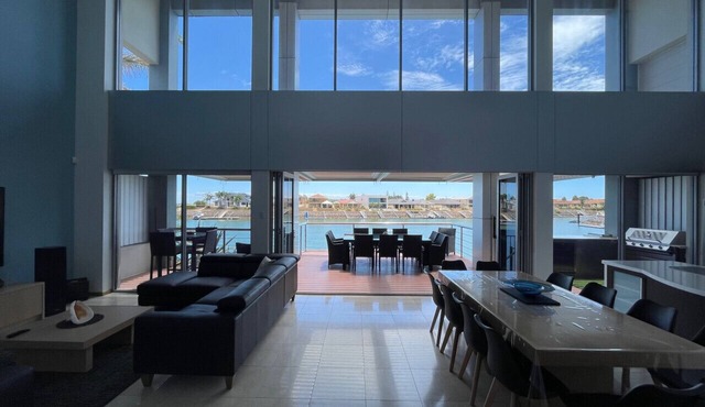 Sea Breeze Waterfront Retreat - Wallaroo Marina Frontage
