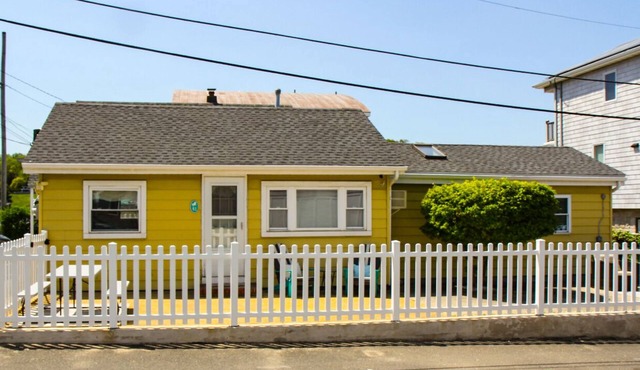 Sea Bright Beach House Sleeps 6 Perfect for a Family with little ones!