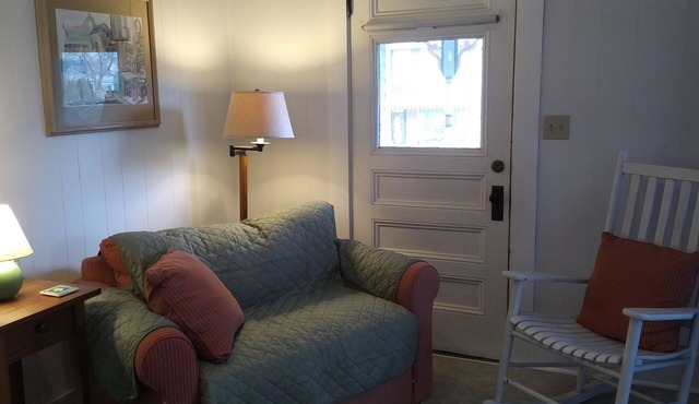 Sea Captain's Victorian studio bedroom apartment. Pets OK