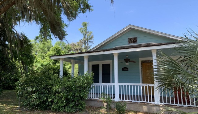 Sea captain's home near the marsh and minutes to downtown Darien. Pet-friendly!