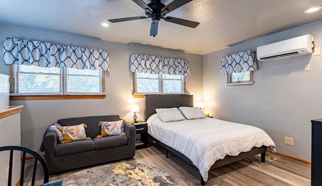 Sea Cave, OBX gem, private studio, couple's nest!