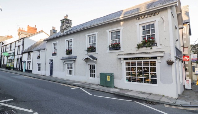 SEA CHEST, pet friendly, character holiday cottage in Conwy