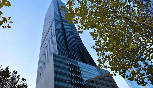 Sea & City-view High Rise QB Apt w/WiFi, Pool, Gym near Tram, Bus, SkyBus, Train