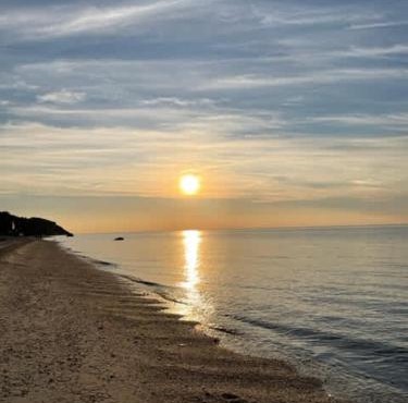 Sea Cliff Charm: 5 Mins to Beach, Firepit