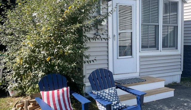 Sea-clusion by the sea! Cozy cottage within step of the beach!