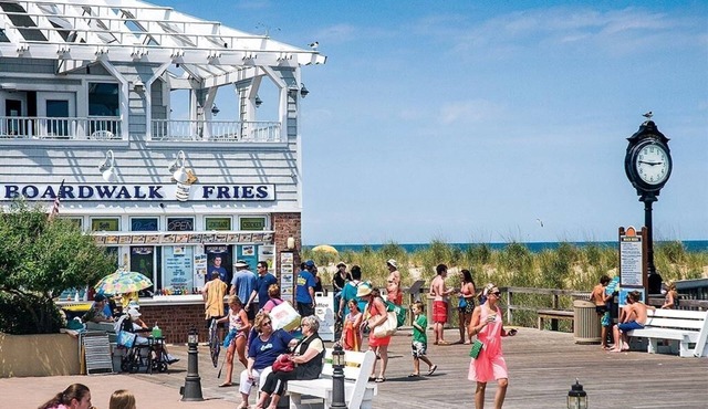 Sea Colony 2 BR, Screened Porch, Steps to Pool, Pickleball, Tennis