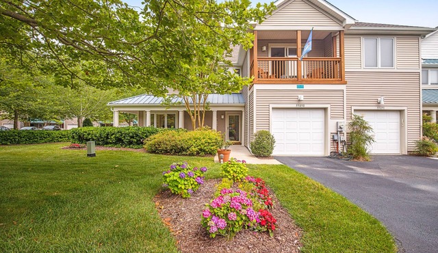 Sea Colony Tennis townhouse with screened porch basketball, pool, & gym