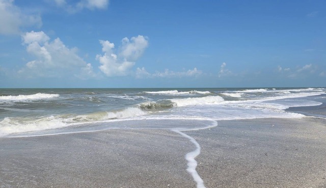 "Sea Cottage" 3 bedroom 2 bath cozy retreat with smart 65in TV