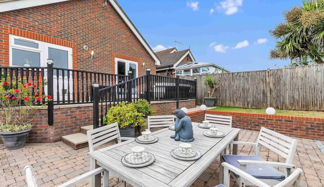 Sea Downs House with Free Parking | By My Getaways