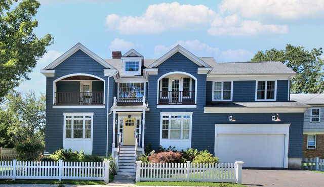 "Sea-Duced" by the Beach! Entire Home Near Downtown Fairfield