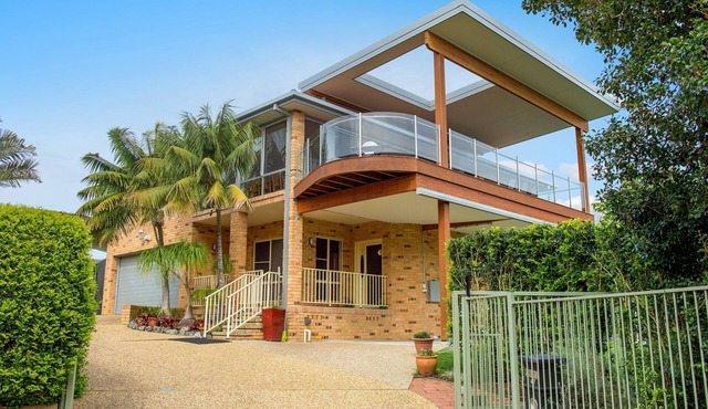 Sea-eagle sanctuary - views, pool, stroll to beach