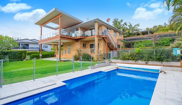 Sea-Eagle Sanctuary - views, pool, stroll to beach