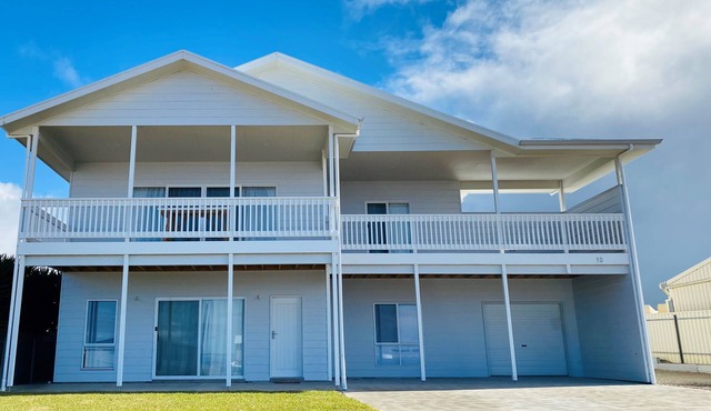 Sea Escape - Sea Views! Short walk to Tavern! Off Peak Special available!