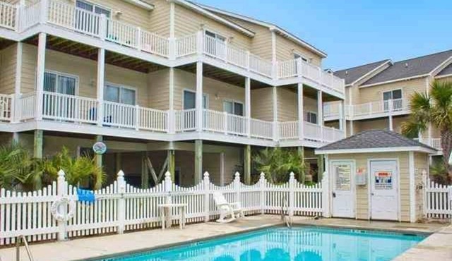 Sea-Esta! 4BR Townhome with Community Pool & easy beach access!