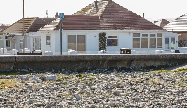 SEA-ESTA BWTHYN, family friendly, with open fire in Kinmel Bay