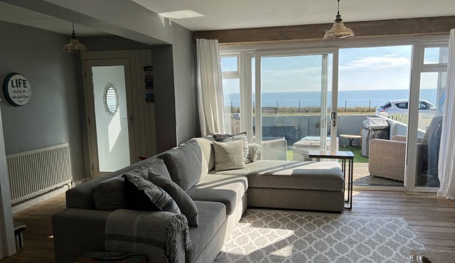 Sea Facing 2BD Terraced Home - Peacehaven