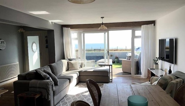 Sea Facing 2BD Terraced Home - Peacehaven