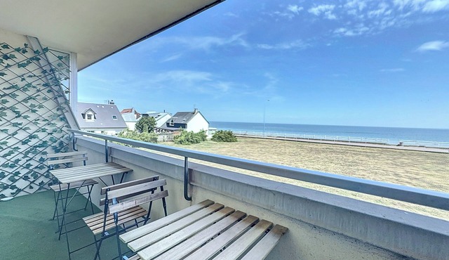 Sea-facing apartment with direct beach access