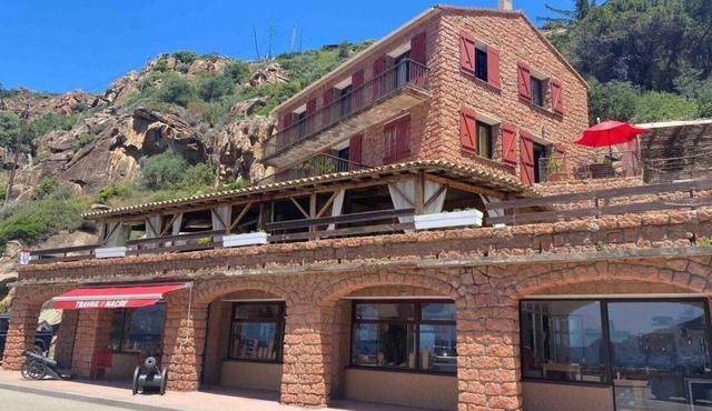 Sea-facing apartment with unique terrace