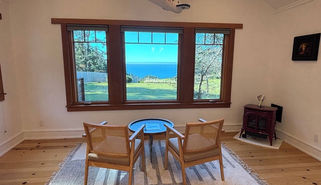 Sea Fox Cottage -Private and Peaceful Ocean View Retreat-with garden & fireplace