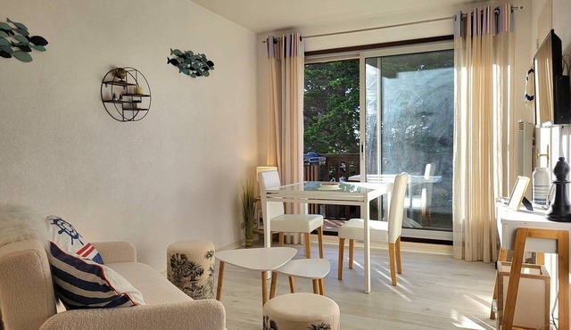 Sea-View Studio with Balcony, Private Parking & Bikes - Sleeps 4