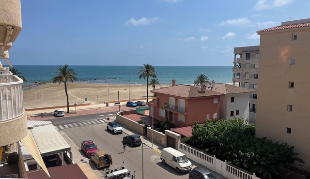 Sea front 2-bedroom apartment with al fresco terrace