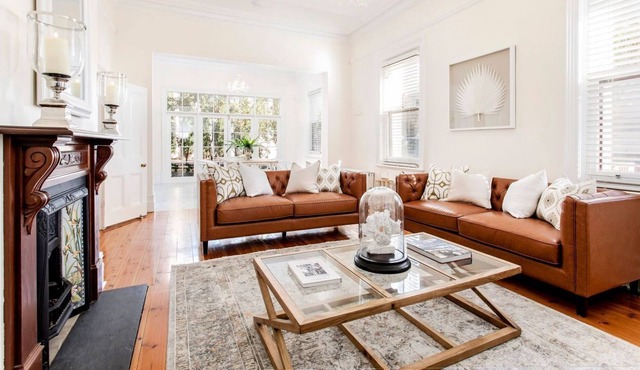 SEA FRONT GRANDEUR - Beachfront, very close to shops &restaurants.