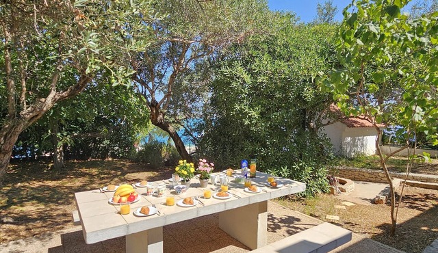 Sea Front Stone Villa, just 5m from pebble beach, 3km from Trogir Old Town