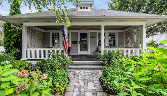 Sea Glass Cottage - Coastal Retreat in Charming Neighborhood. One Block to Town