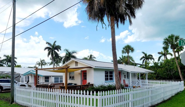 Sea Glass Cottage in the Historic Village of Cortez