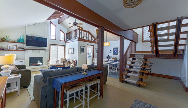 SEA GLASS COTTAGE, OCEAN VIEWS, BEACH ACCESS, HANDICAP LIFT, CLEAN & COZY!