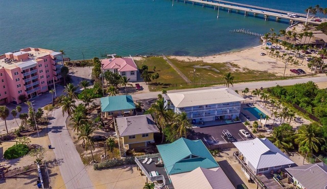Sea Glass Cottage~ Pet Friendly Tropical Home!