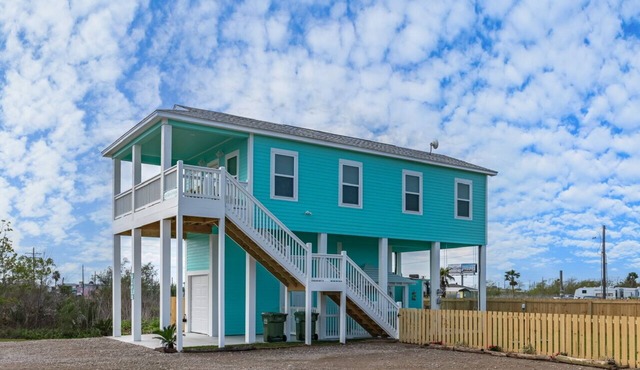 Sea Glass Cottage - Super Cute! Outdoor bar, pet friendly, Sleeps 9